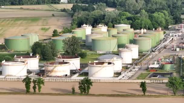 Oljeraffinaderianläggning Molnig Dag Ekosystem Och Hälsosamma Miljökoncept Lacchiarella Italien Film — Stockvideo