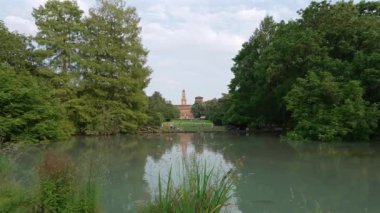 Sforzesco kalesi ve onu çevreleyen muhteşem parkı, Milano, İtalya. 30 fps.