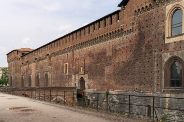 Sforzesco kalesine ve muhteşem ortaçağ duvarlarına giriş, Milano, İtalya.