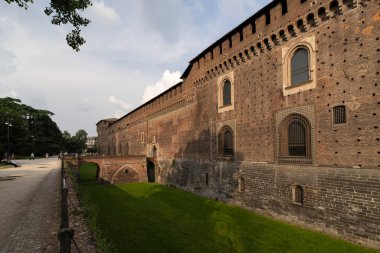 Sforzesco kalesine ve muhteşem ortaçağ duvarlarına giriş, Milano, İtalya.