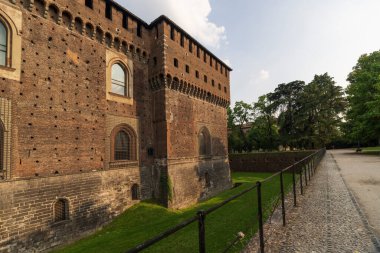 Sforza kalesi ve muhteşem ortaçağ duvarları, Milan, İtalya.