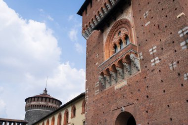 Sforzesco şatosunun ve muhteşem ortaçağ duvarlarının ayrıntıları, Milan, İtalya.