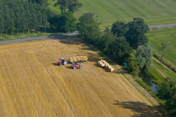 藁俵を収集トラクターの空中ビュー 干し草の俵を収集農業機械 収穫の概念 晴れた日 イタリア — ストック写真