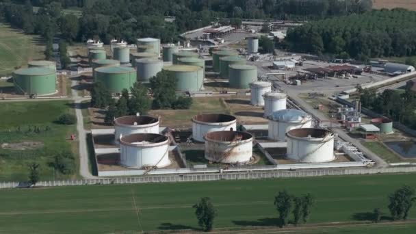 在阳光明媚的日子里 炼油厂 生态系统和健康的环境概念 意大利Lacchiarella以30 Fps的速度射击 — 图库视频影像