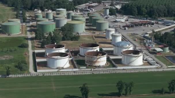 在阳光明媚的日子里 炼油厂 生态系统和健康的环境概念 意大利Lacchiarella以60 Fps的速度射击 — 图库视频影像