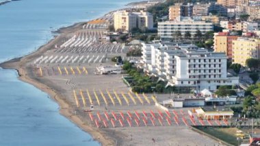 Şemsiyelerle 30 fps kumlu sahilde havadan çekim, tipik Adriyatik kıyıları. Lido Adriano kasabası, Adriyatik kıyısı, İtalya.