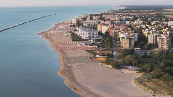空中拍摄于24英尺长的沙滩上 带雨伞 是典型的阿德里安海岸 暑假概念 意大利 亚得里亚海岸 阿德里亚诺镇 — 图库视频影像