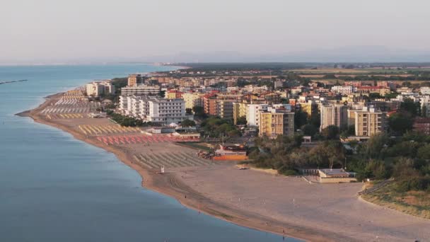 空中拍摄于30英尺的沙滩上 带雨伞 是典型的阿德里安海岸 暑假概念 意大利 亚得里亚海岸 阿德里安诺小镇 — 图库视频影像