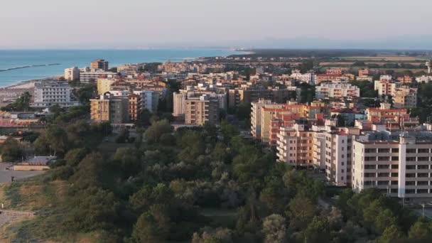 Luftaufnahme Mit Fps Von Lido Adriano Stadt Und Ihr Gebäude — Stockvideo