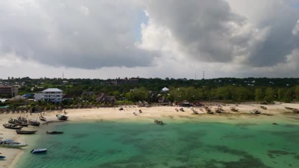 Vista Aérea Bela Praia Areia Mar Azul Turquesa Com Barcos — Vídeo de Stock