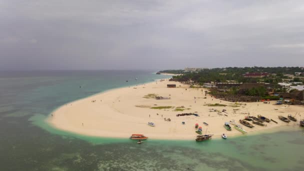 Vista Aérea Hermosa Playa Arena Océano Turquesa Con Barcos Personas — Vídeos de Stock