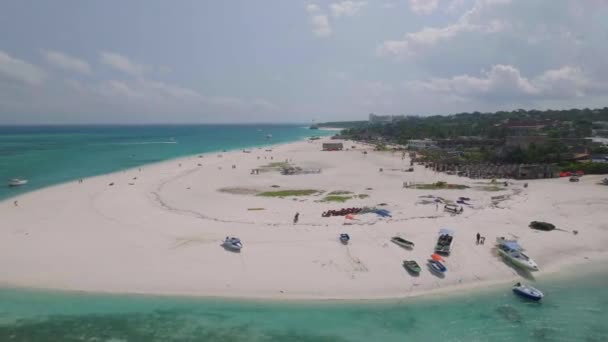Drone Vista Bela Praia Areia Mar Azul Turquesa Com Barcos — Vídeo de Stock