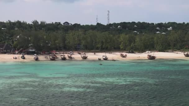 Drone Utsikt Över Vackra Sandstrand Och Turkos Hav Med Båtar — Stockvideo