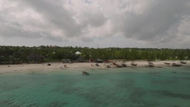 Drohnen Ansicht Des Schönen Sandstrandes Und Des Türkisfarbenen Ozeans Mit — Stockvideo