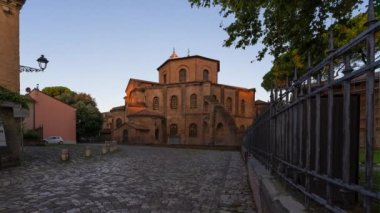 Avrupa 'daki erken dönem Hıristiyan Bizans sanatının en önemli örneklerinden biri olan San Vitale Kilisesi' nin zaman aşımı 547 yılında Ravenna, Emilia-Romagna, İtalya 'da inşa edildi.