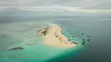Güneşli bir günde Nakupenda sahil koruma alanı, tekneler, turistler ve kumlu plajlar bulutlu, Zanzibar, Tanzanya zaman atlamalı 24 fps