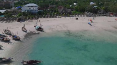 Güneşli bir günde, Kendwa köyündeki ahşap balıkçı tekneleri ve kumlu plajların hava manzarası, Zanzibar, Tanzanya