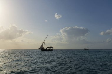 Güneşli bir günde Dhow teknesinin silueti, Hint okyanusu, Tanzanya 'da Zanzibar.