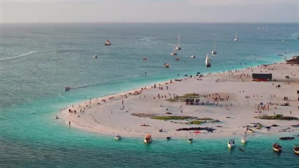 Vista Aérea Praia Arenosa Kendwa Com Barcos Pessoas Zanzibar Tanzânia — Vídeo de Stock