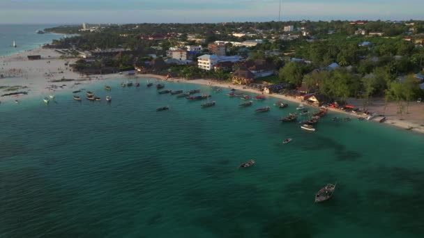 Vista Aérea Praia Areia Com Barcos Pessoas Fundo Kendwa Aldeia — Vídeo de Stock