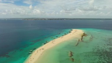 Güneşli bir günde Nakupenda sahil koruma alanı, tekneler, turistler ve kumlu sahil manzarası bulutlar, Zanzibar, Tanzanya zaman atlamalı 30 fps