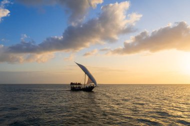 Gün batımında Dhow teknesi, arka plan bulutları, Tanzanya 'da Zanzibar.