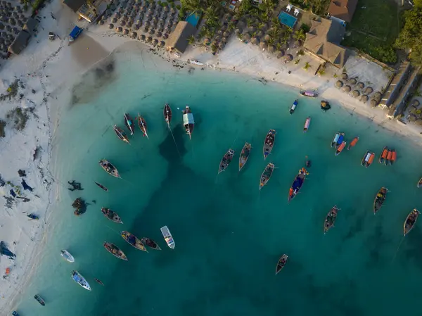 Güneşli bir günde Kendwa köyünde tahta balıkçı tekneleri ve kumlu plajların kuş manzarası, Zanzibar, Tanzanya