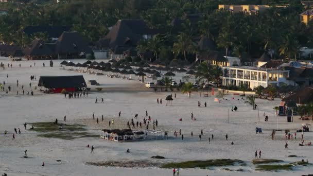 Sandiger Strand Sansibar Bei Sonnenuntergang Touristen Und Einheimische Wunderbare Abende — Stockvideo