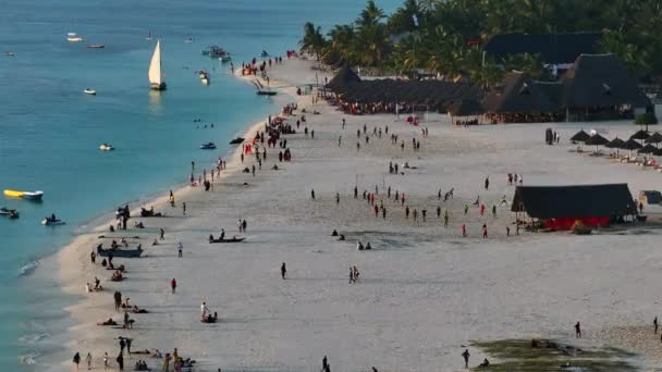 Plaża Zanzibar Gdzie Turyści Mieszkańcy Mieszają Kolory Radość Koncepcja Wakacji — Wideo stockowe