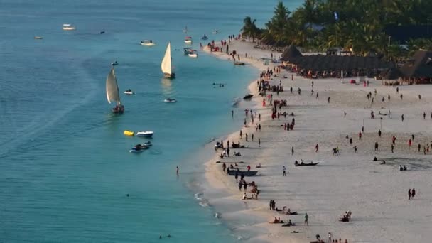Sandstrand Zanzibar Vid Solnedgången Där Turister Och Lokalbefolkningen Tillbringar Underbara — Stockvideo