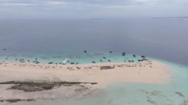 Beyaz kumlu güzel Nakupenda adası, tekneler ve turistler, Zanzibar, Tanzanya