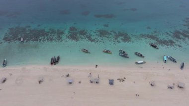 Beyaz kumlu güzel Nakupenda adası, tekneler ve turistler, Zanzibar, Tanzanya