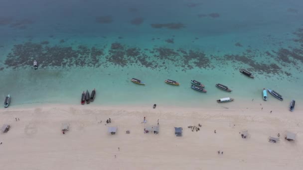 Luftaufnahme Der Schönen Insel Nakupenda Mit Weißem Sandstrand Booten Und — Stockvideo