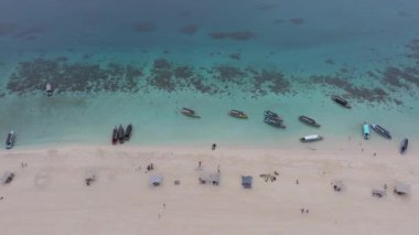 Beyaz kumlu güzel Nakupenda adası, tekneler ve turistler, Zanzibar, Tanzanya