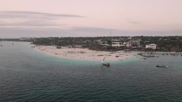 Panorama Praia Areia Zanzibar Pôr Sol Onde Turistas Moradores Passam — Vídeo de Stock