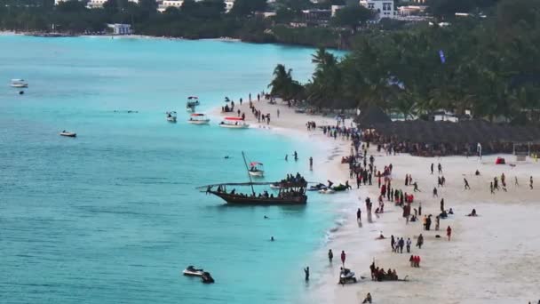 Sansibar Strand Sich Touristen Und Einheimische Farben Und Freude Vermischen — Stockvideo