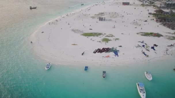 Praia Zanzibar Onde Turistas Moradores Misturam Cores Alegria Conceito Férias — Vídeo de Stock