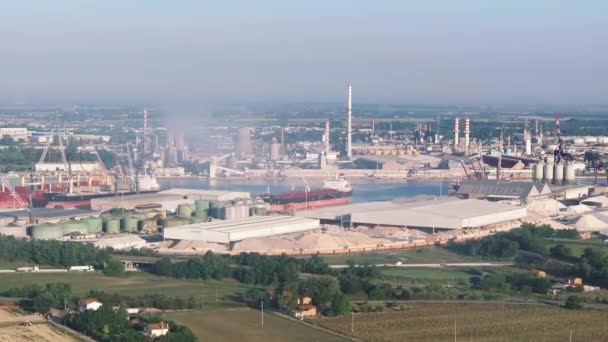 Luftaufnahme Des Industrie Und Hafengebiets Von Ravenna Das Produktionsgebiet Besteht — Stockvideo