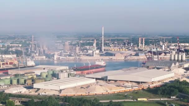 Letecký Záběr Průmyslové Přístavní Oblasti Ravenny Výrobní Okres Tvořen Chemickým — Stock video