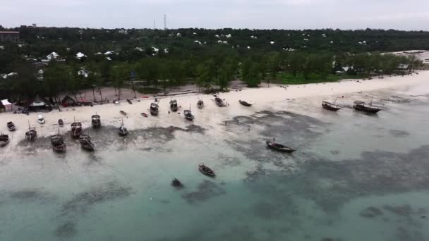 Flygfoto Fiskebåtar Strandsatta Sanden Utanför Kusten Vid Lågvatten Afrikanska Träbåtar — Stockvideo