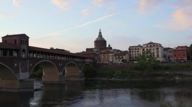 Günbatımında Pavia 'da Ponte Koperto ve Duomo di Pavia (Pavia Katedrali), Lombardiya, İtalya