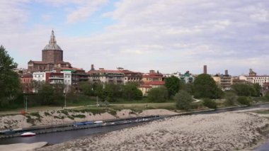 Güneşli bir günde Pavia 'da Ponte Koperto (kapsayan köprü) ve Duomo di Pavia (Pavia Katedrali), Lombardy, İtalya