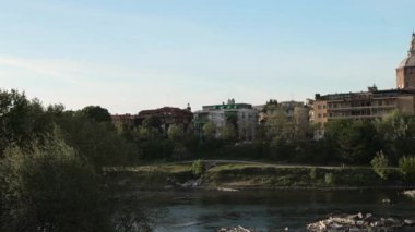 Güneşli bir günde Pavia 'da Ponte Koperto (kapsayan köprü) ve Duomo di Pavia (Pavia Katedrali), Lombardy, İtalya