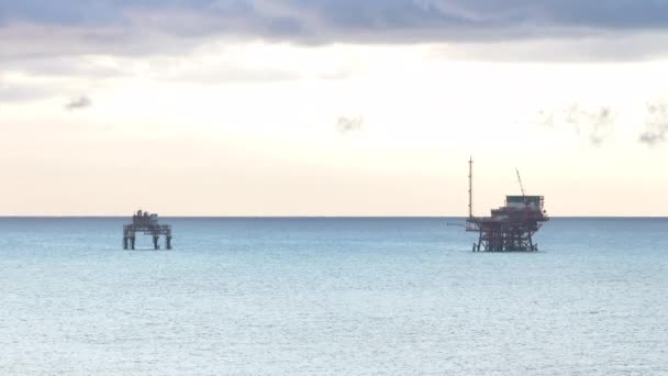 Boorinstallatie Voor Gaswinning Adriatische Zee Bij Zonsopgang — Stockvideo