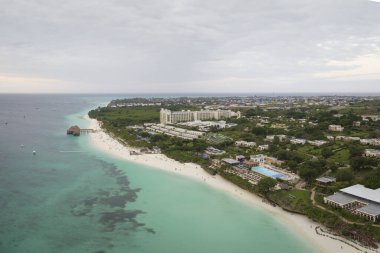 Bulutlu bir günde Zanzibar 'da kıyı şeridi ve turkuaz okyanus manzarası harika..