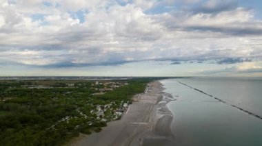 Kumlu kumsalın insansız hava aracı görüntüsü. Lido Adriano kasabası, Adriyatik kıyısı, Emilia Romagna, İtalya. Zaman aşımı 25 fps.