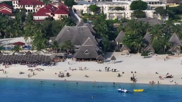 Luftaufnahme Vom Strand Von Sansibar Sich Touristen Und Einheimische Von — Stockvideo