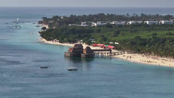 Küstenpanorama Bei Sonnigem Wetter Drohnenblick Auf Sandstrand Türkisfarbenes Meer Luxusresort — Stockvideo