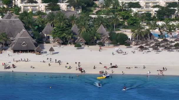 Veduta Aerea Della Spiaggia Zanzibar Dove Turisti Locali Mescolano Colori — Video Stock