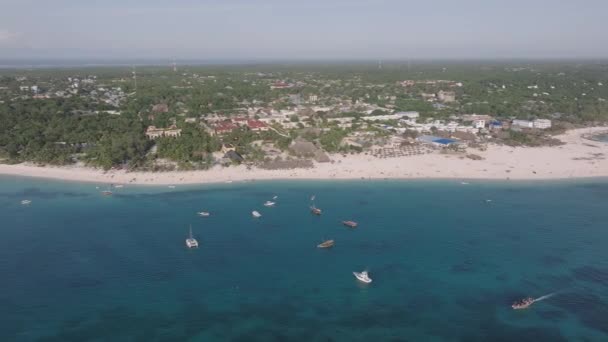 Panorama Costa Dia Ensolarado Vista Drone Praia Arenosa Mar Azul — Vídeo de Stock